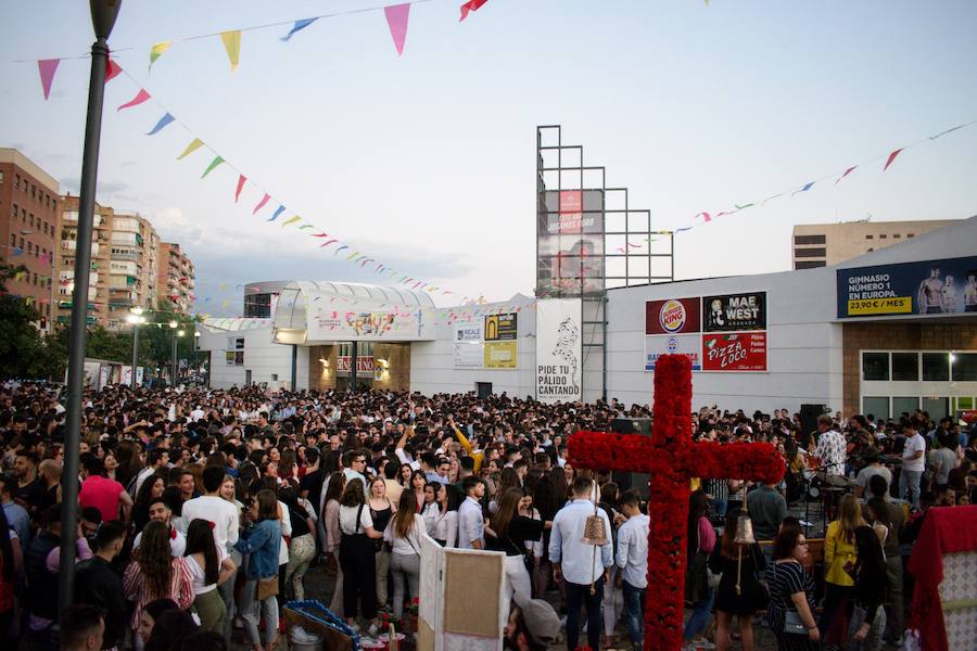 El ambiente, la música y la comida se concentran en torno a la Cruz de Ideal en la plaza del centro comercial Neptuno