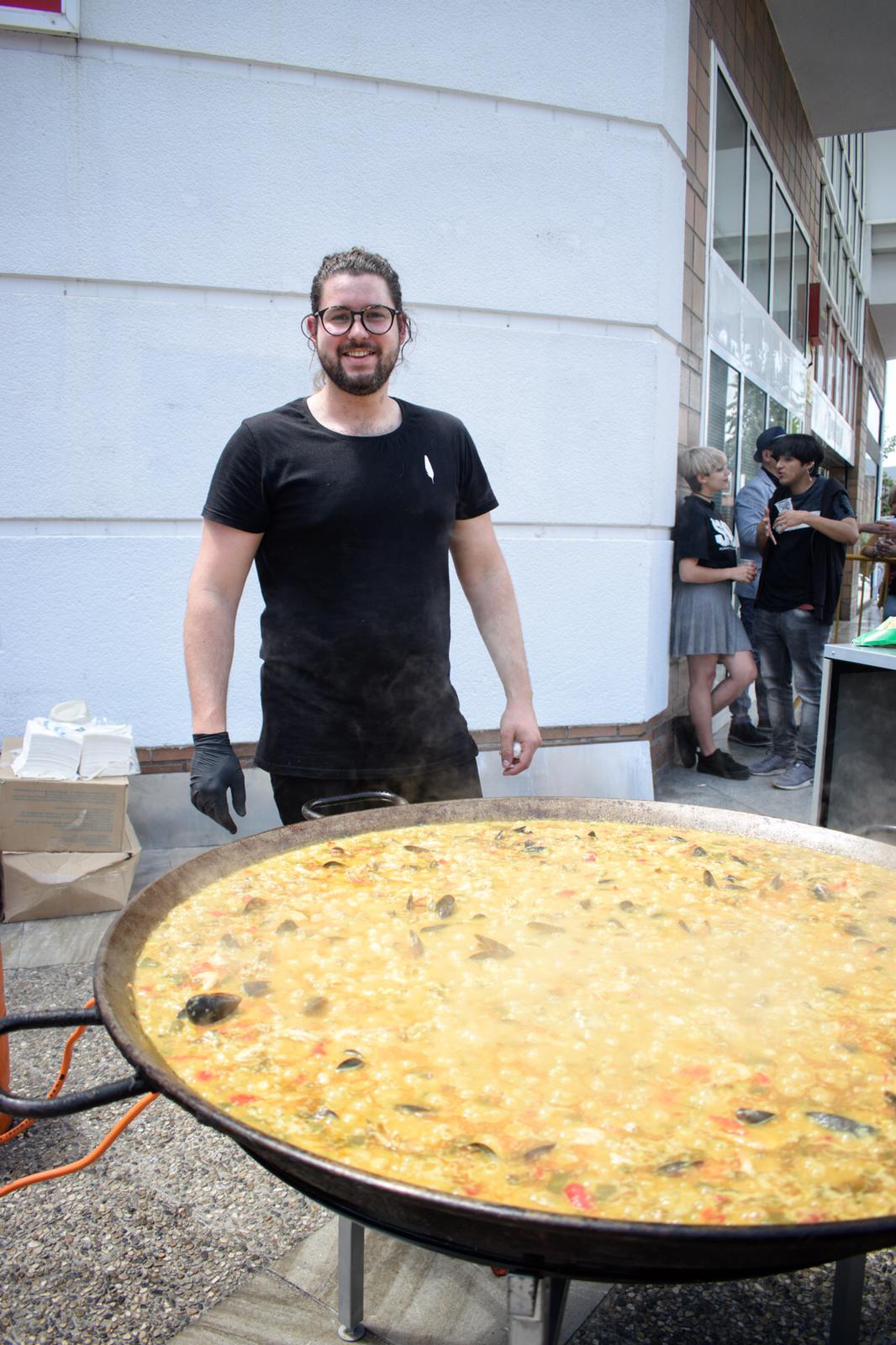 El ambiente, la música y la comida se concentran en torno a la Cruz de Ideal en la plaza del centro comercial Neptuno