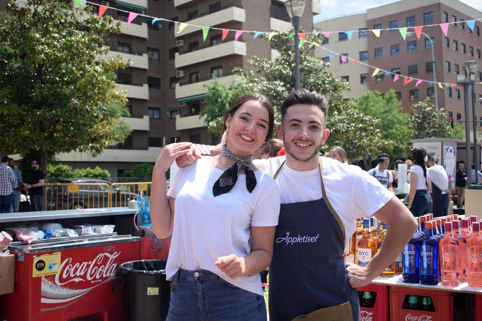 El ambiente, la música y la comida se concentran en torno a la Cruz de Ideal en la plaza del centro comercial Neptuno