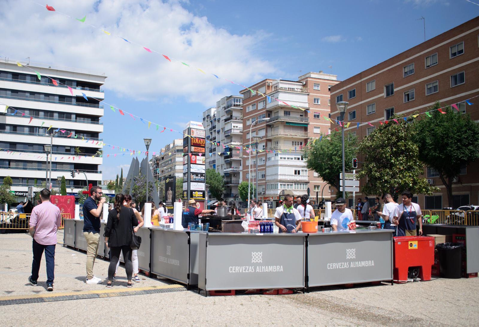 El ambiente, la música y la comida se concentran en torno a la Cruz de Ideal en la plaza del centro comercial Neptuno