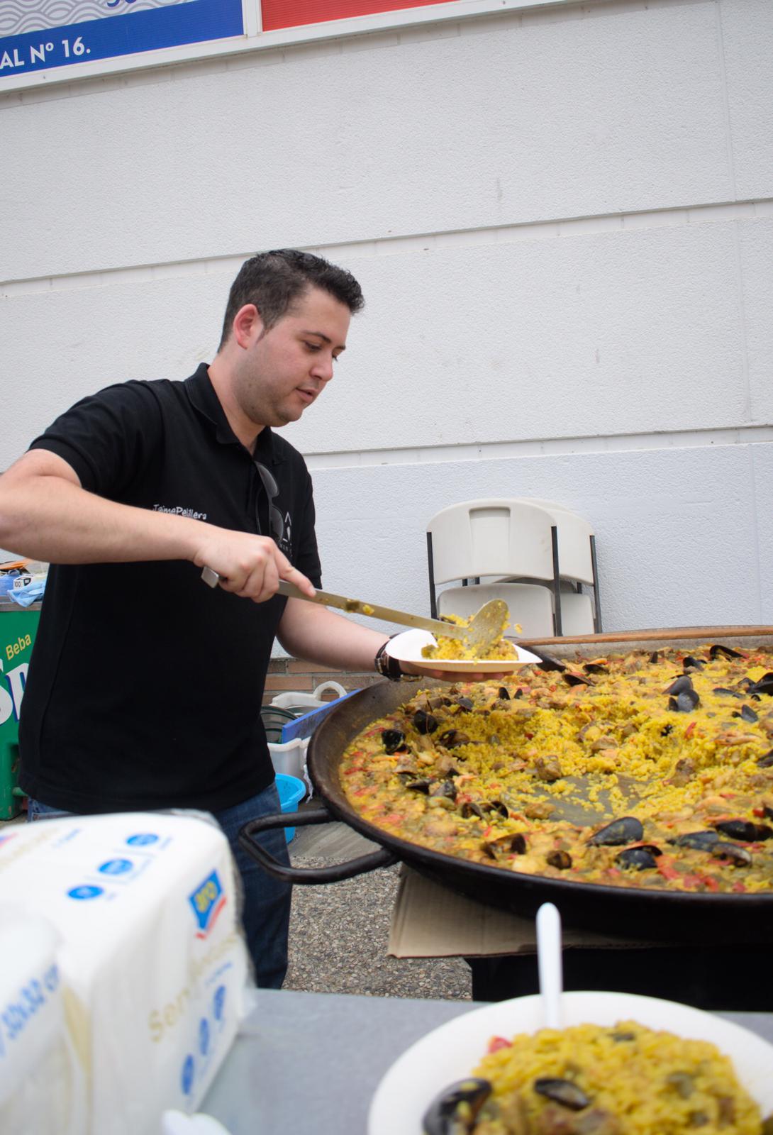 El ambiente, la música y la comida se concentran en torno a la Cruz de Ideal en la plaza del centro comercial Neptuno