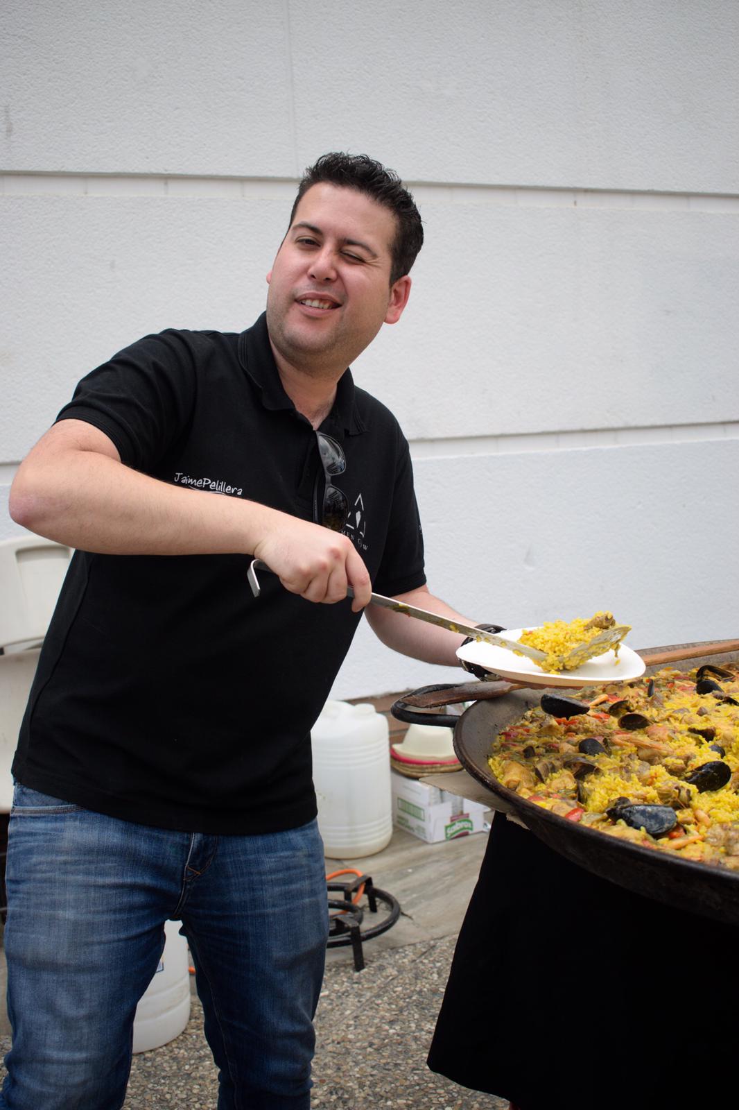 El ambiente, la música y la comida se concentran en torno a la Cruz de Ideal en la plaza del centro comercial Neptuno