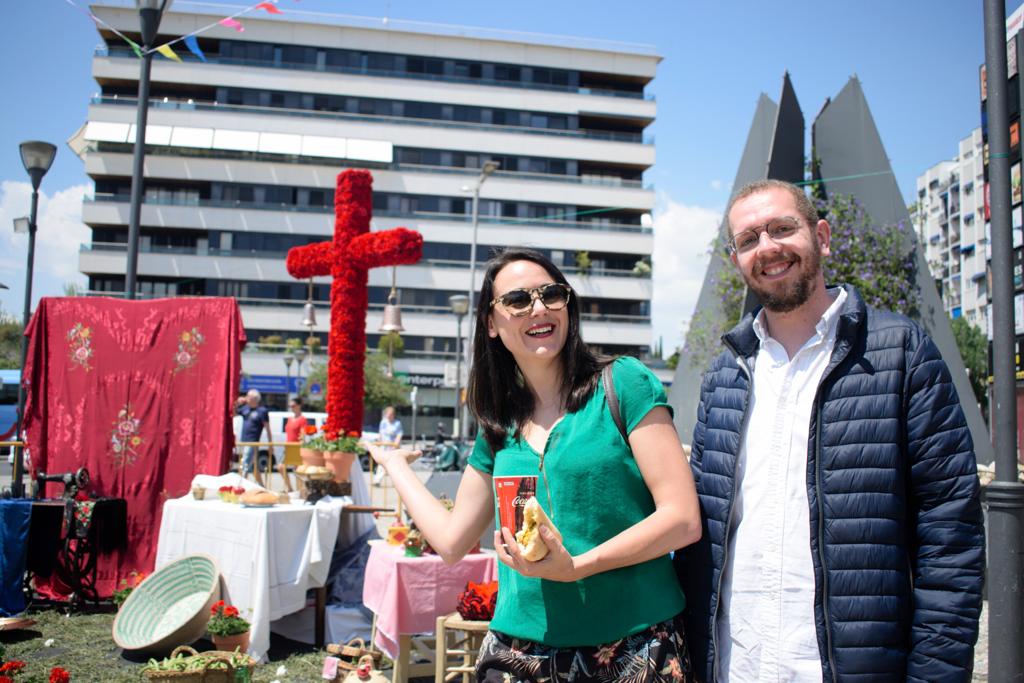 El ambiente, la música y la comida se concentran en torno a la Cruz de Ideal en la plaza del centro comercial Neptuno