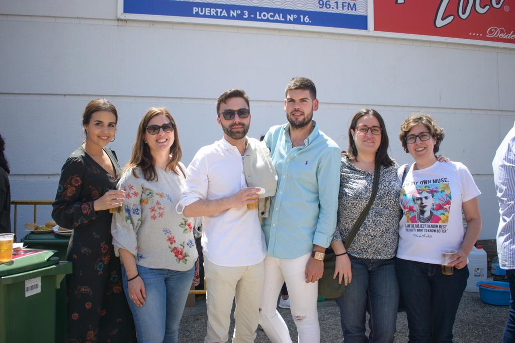 El ambiente, la música y la comida se concentran en torno a la Cruz de Ideal en la plaza del centro comercial Neptuno