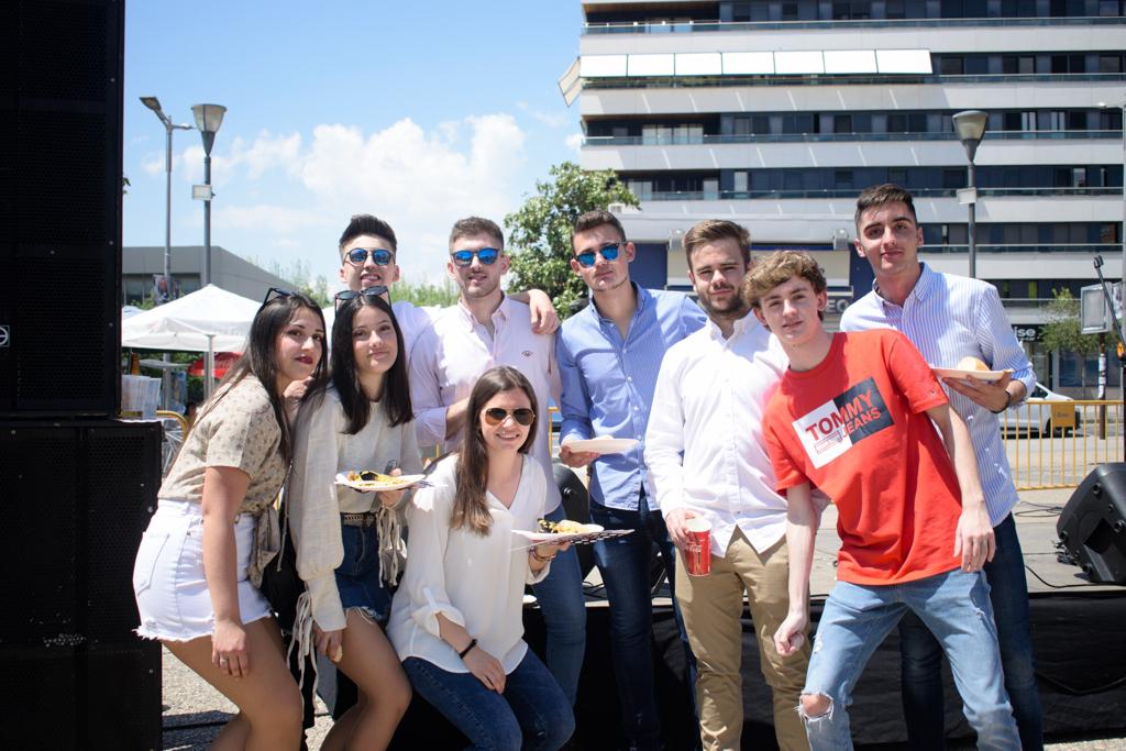 El ambiente, la música y la comida se concentran en torno a la Cruz de Ideal en la plaza del centro comercial Neptuno