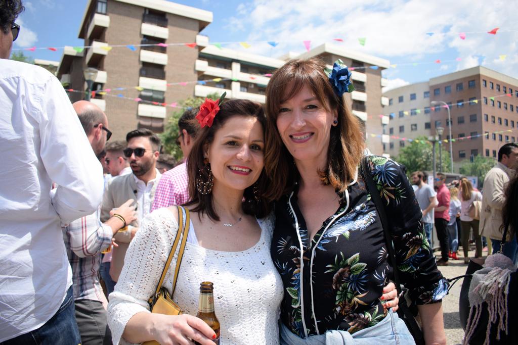 El ambiente, la música y la comida se concentran en torno a la Cruz de Ideal en la plaza del centro comercial Neptuno