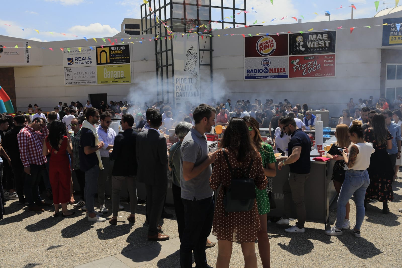 El ambiente, la música y la comida se concentran en torno a la Cruz de Ideal en la plaza del centro comercial Neptuno