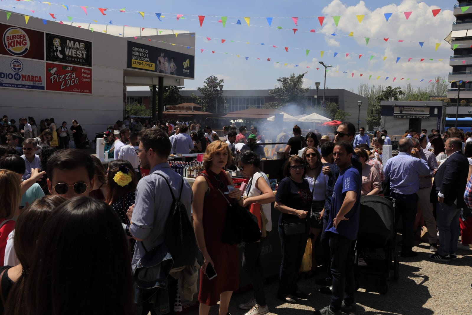 El ambiente, la música y la comida se concentran en torno a la Cruz de Ideal en la plaza del centro comercial Neptuno