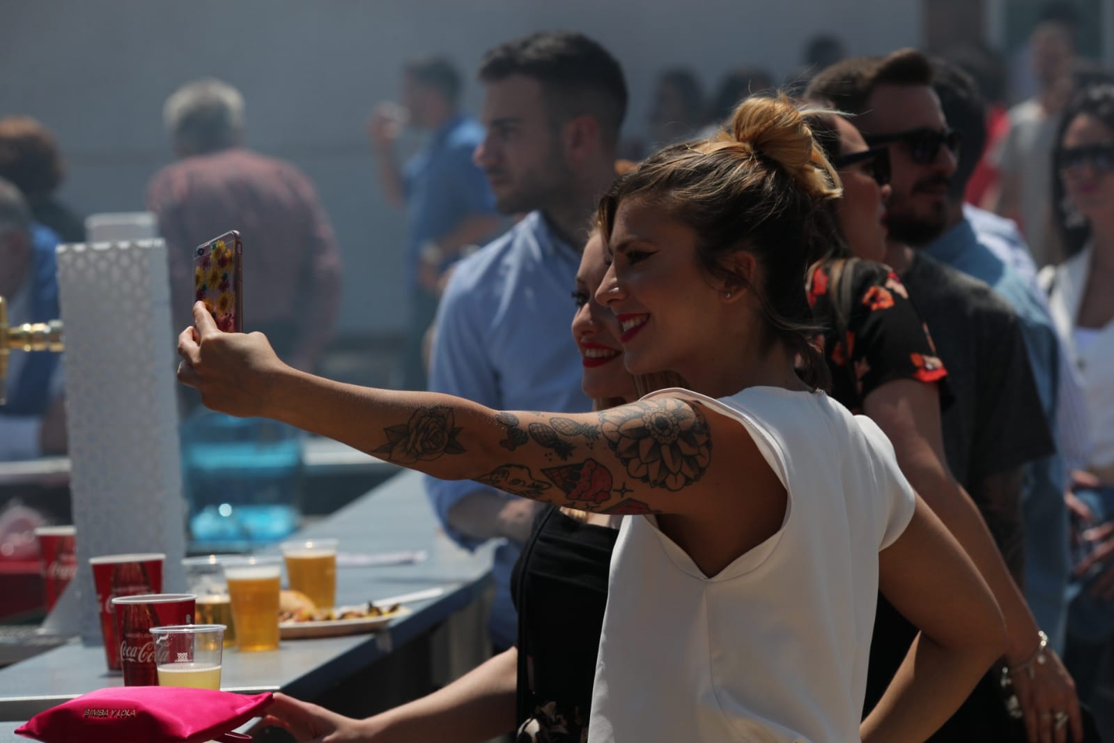 El ambiente, la música y la comida se concentran en torno a la Cruz de Ideal en la plaza del centro comercial Neptuno