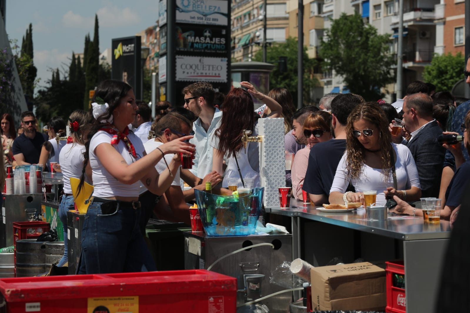 El ambiente, la música y la comida se concentran en torno a la Cruz de Ideal en la plaza del centro comercial Neptuno