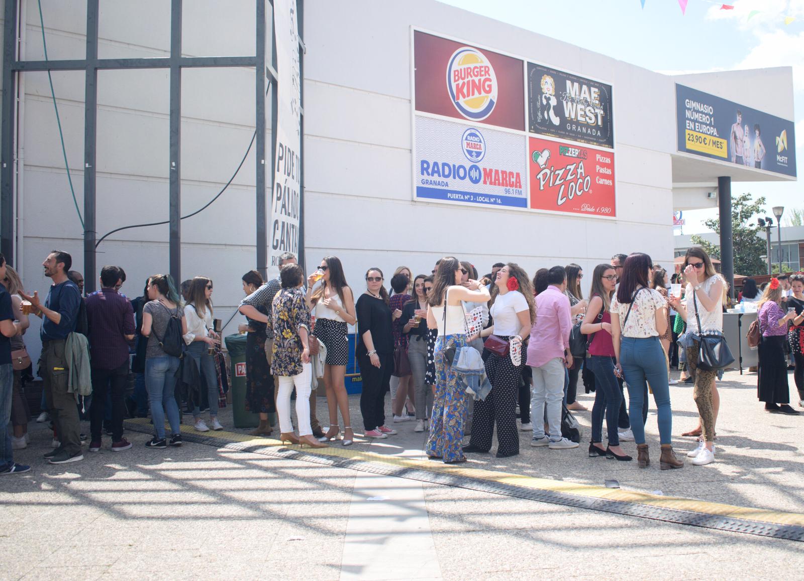 El ambiente, la música y la comida se concentran en torno a la Cruz de Ideal en la plaza del centro comercial Neptuno