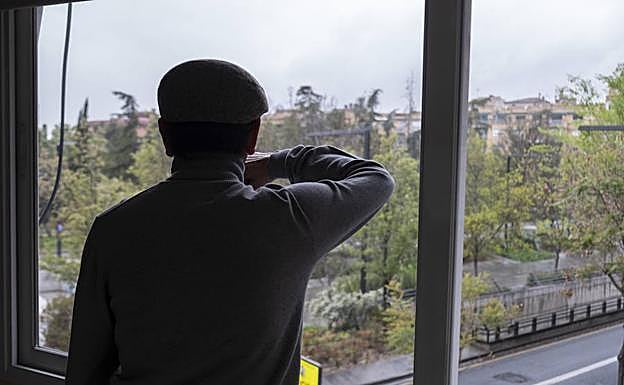 El profesor, de espaldas, durante una entrevista que concedió a IDEAL