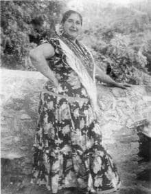 Imagen secundaria 2 - Imagen de una zambra a principios del siglo XX. A continuación, Pichilica y Carmen la del Pescaíllo en su espectáculo. En la última foto, María La Canastera, una de las referentes de la zambra granadina. 