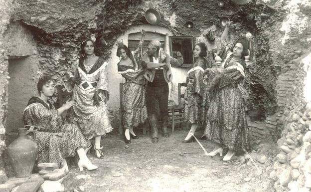 Imagen principal - Imagen de una zambra a principios del siglo XX. A continuación, Pichilica y Carmen la del Pescaíllo en su espectáculo. En la última foto, María La Canastera, una de las referentes de la zambra granadina. 