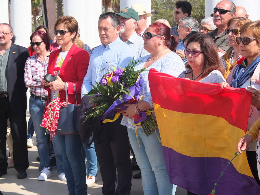 El acto contó con la exposición como orador del profesor de Filosofía e histórico militante del Partido Comunista de Andalucía en Almería Manuel del Pino, quien también abogó por la misma idea