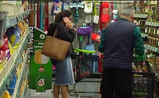 El riesgo de ir al supermercado con el móvil: te sale más caro