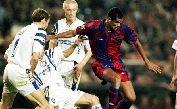 Rivaldo pugna con tres futbolistas del Dinamo de Kiev. 