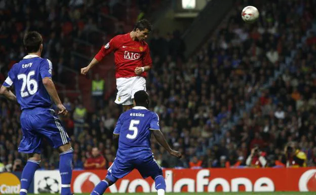 Cristiano Ronaldo marca de cabeza en la final de la Champions entre United y Chelsea.