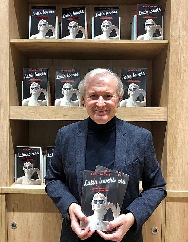 Emilio del Río posa con su libro 