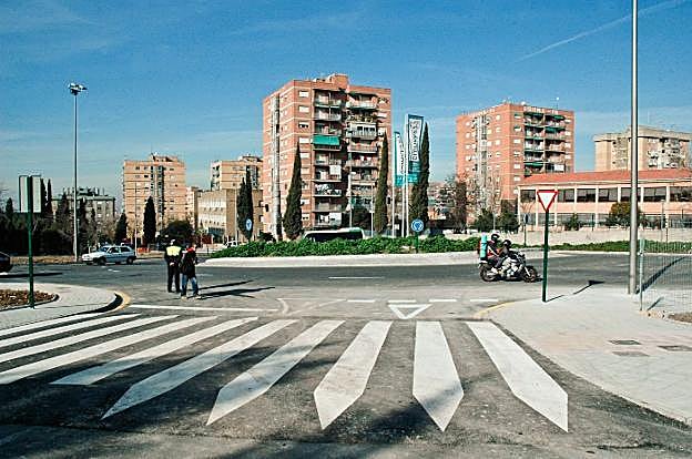 Rotonda de Periodista Luis de Vicente con Carretera de Alfacar.