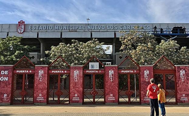 Exterior del estadio de Los Cármenes, donde el sábado se disputará la final de la Copa de la Reina.