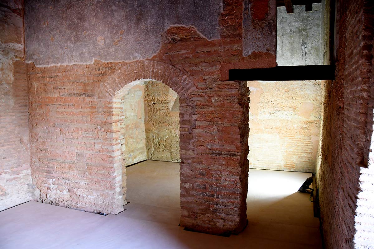 Las Torres Bermejas recuperan parte de su esencia y muestran sus estructuras originales tras las obras de restauración que acaban de finalizar en su primera fase, previa para convertirse en un centro cultural y expositivo.