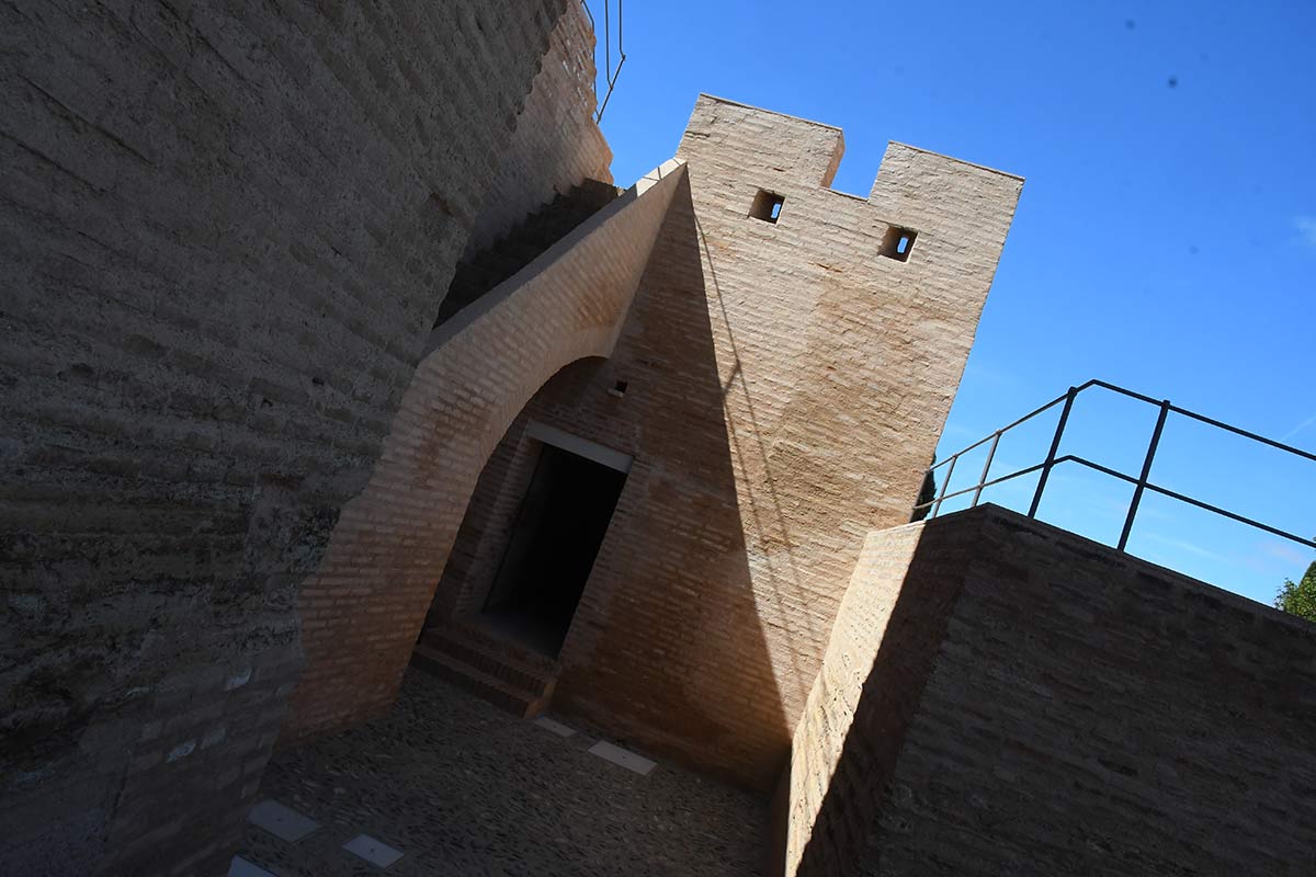 Las Torres Bermejas recuperan parte de su esencia y muestran sus estructuras originales tras las obras de restauración que acaban de finalizar en su primera fase, previa para convertirse en un centro cultural y expositivo.
