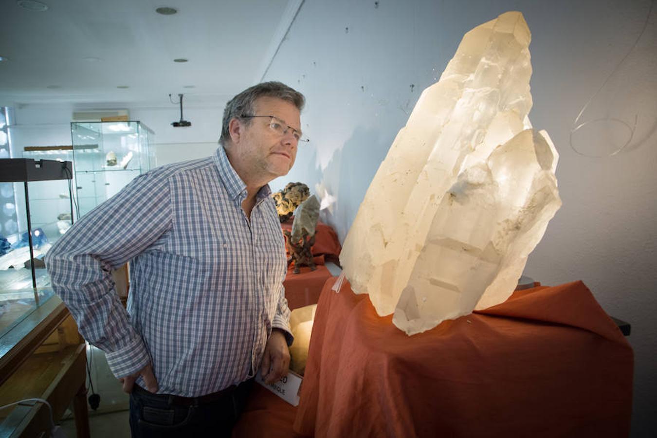 La Facultad de Ciencias de la Universidad de Granada acoge la exposición 'Cristales, un mundo por descubrir', donde se pueden observar increíbles piezas de cristal extraídas de la naturaleza. También paneles explicativos sobre la relevancia de la cristalización en las investigaciones científicas y los usos industriales.