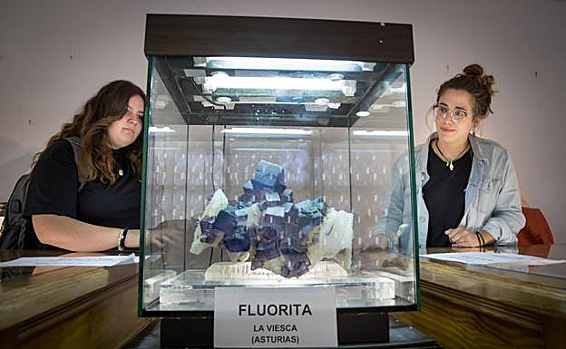Dos alumnas de Ciencias observan una espectacular roca de fluorita.