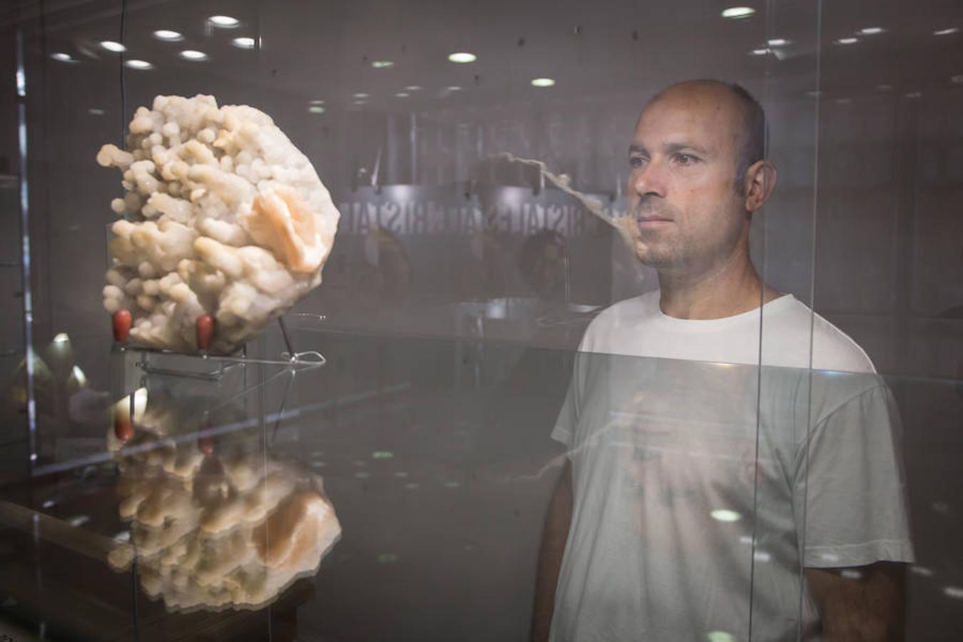 La Facultad de Ciencias de la Universidad de Granada acoge la exposición 'Cristales, un mundo por descubrir', donde se pueden observar increíbles piezas de cristal extraídas de la naturaleza. También paneles explicativos sobre la relevancia de la cristalización en las investigaciones científicas y los usos industriales.