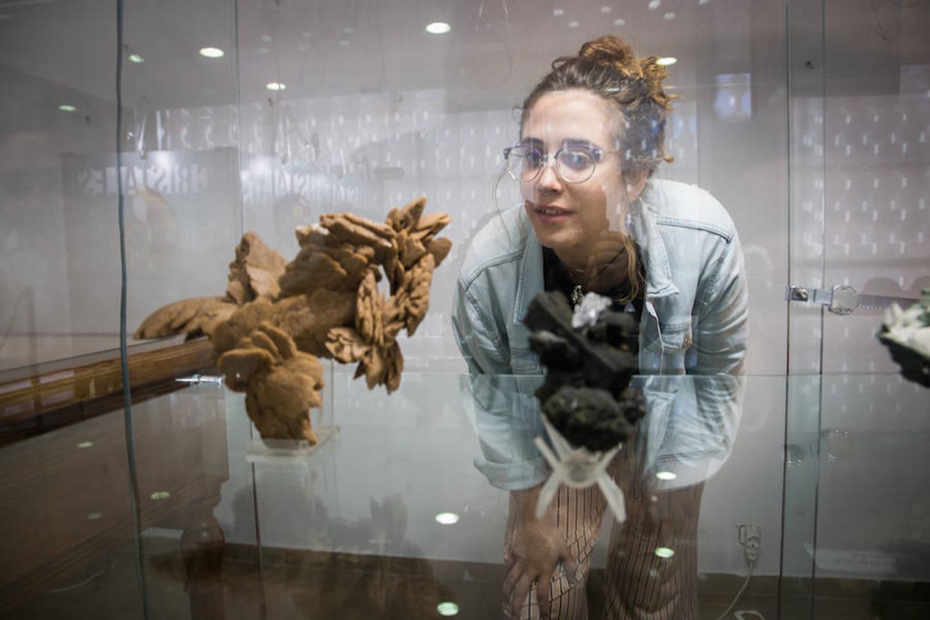 La Facultad de Ciencias de la Universidad de Granada acoge la exposición 'Cristales, un mundo por descubrir', donde se pueden observar increíbles piezas de cristal extraídas de la naturaleza. También paneles explicativos sobre la relevancia de la cristalización en las investigaciones científicas y los usos industriales.