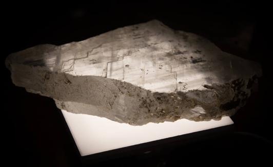 Roca de yeso cristalizado.