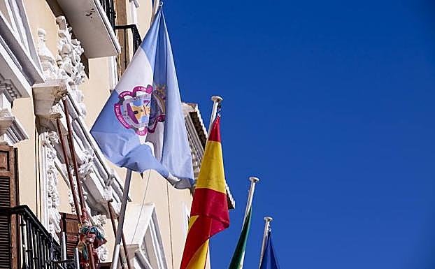 Banderas ondeando en el edificio del Ayuntamiento de Motril, el más grande de la Costa, donde hay 25 concejales en juego.