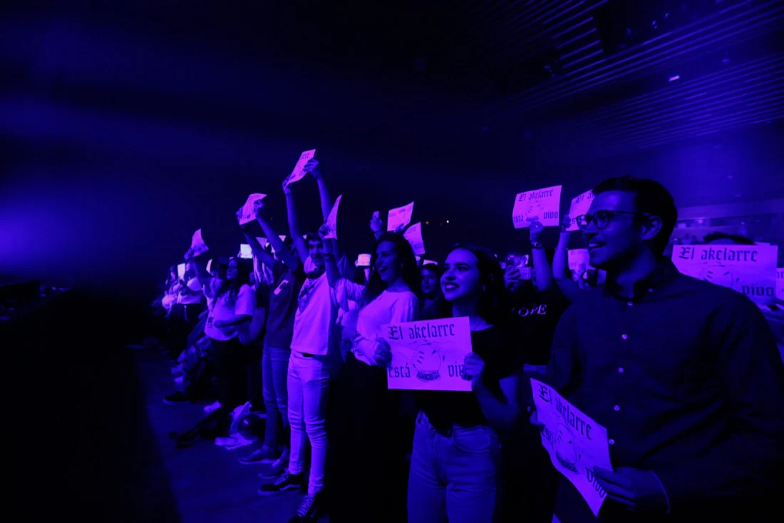 Lola Índigo cumplió con las expectativas durante su concierto de anoche en el Palacio de Congresos, en el que presentó los temas de su nuevo disco, 'Akelarre', una fusión intensa de baile y voz de esta artista de Huétor Tájar que triunfa gracias a su decidida entrega al espectáculo. La cantante se muestra segura, madura y potente en el escenario.