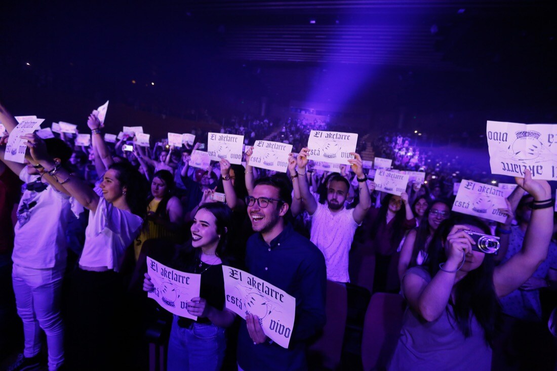 Lola Índigo cumplió con las expectativas durante su concierto de anoche en el Palacio de Congresos, en el que presentó los temas de su nuevo disco, 'Akelarre', una fusión intensa de baile y voz de esta artista de Huétor Tájar que triunfa gracias a su decidida entrega al espectáculo. La cantante se muestra segura, madura y potente en el escenario.