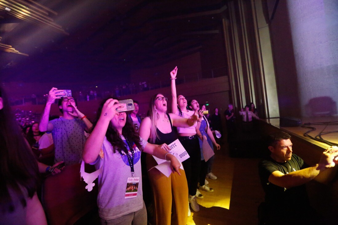 Lola Índigo cumplió con las expectativas durante su concierto de anoche en el Palacio de Congresos, en el que presentó los temas de su nuevo disco, 'Akelarre', una fusión intensa de baile y voz de esta artista de Huétor Tájar que triunfa gracias a su decidida entrega al espectáculo. La cantante se muestra segura, madura y potente en el escenario.