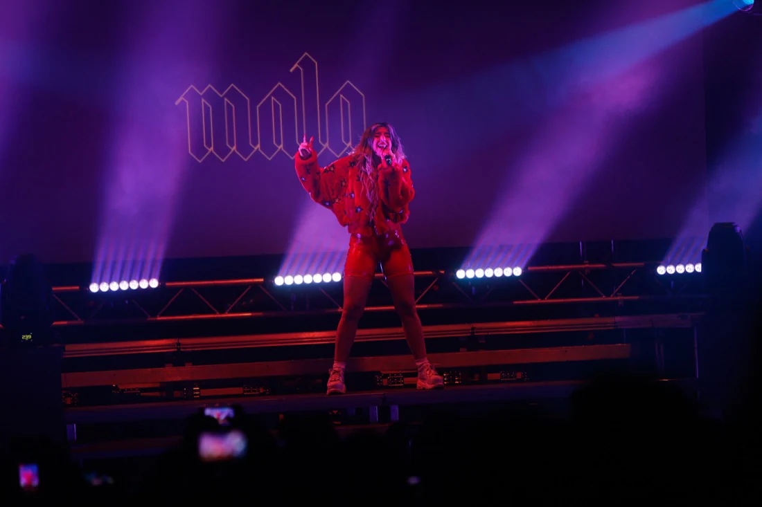 Lola Índigo cumplió con las expectativas durante su concierto de anoche en el Palacio de Congresos, en el que presentó los temas de su nuevo disco, 'Akelarre', una fusión intensa de baile y voz de esta artista de Huétor Tájar que triunfa gracias a su decidida entrega al espectáculo. La cantante se muestra segura, madura y potente en el escenario.