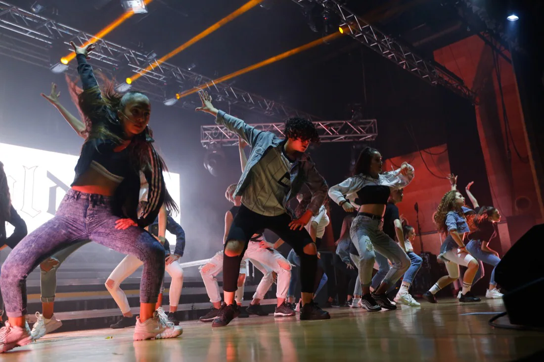 Lola Índigo cumplió con las expectativas durante su concierto de anoche en el Palacio de Congresos, en el que presentó los temas de su nuevo disco, 'Akelarre', una fusión intensa de baile y voz de esta artista de Huétor Tájar que triunfa gracias a su decidida entrega al espectáculo. La cantante se muestra segura, madura y potente en el escenario.