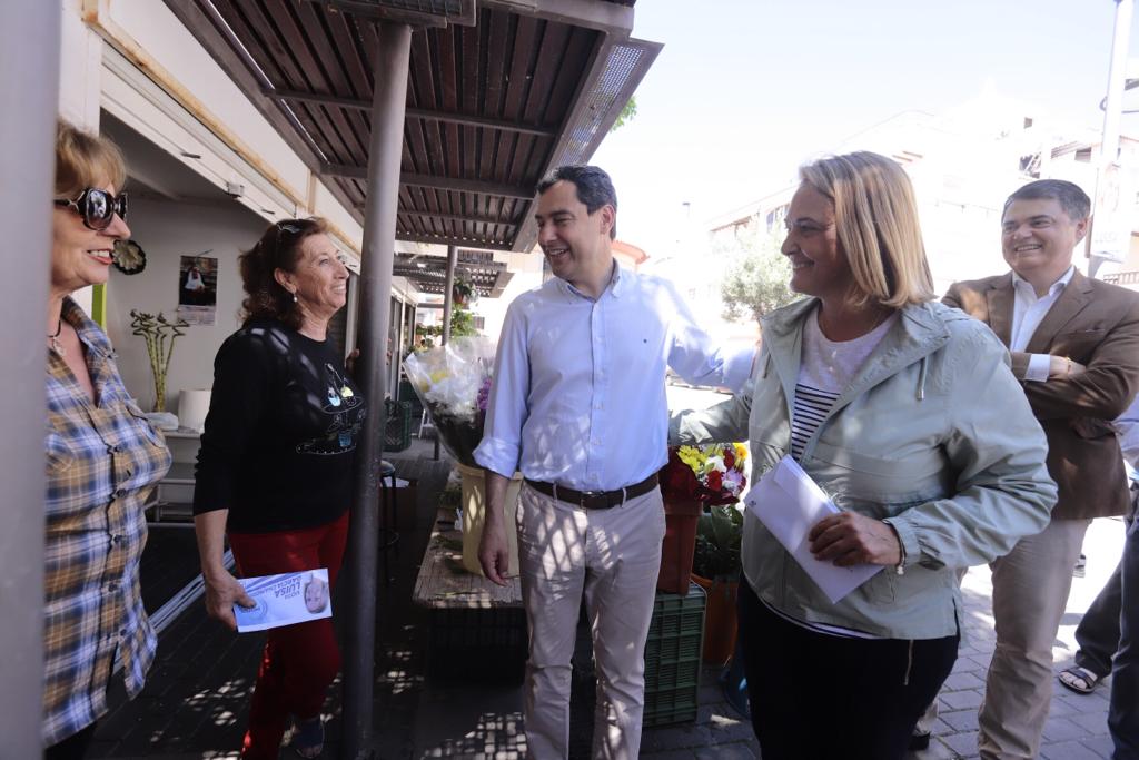 El presidente de la Junta de Andalucía ha estado en la ciudad costera, donde ha estado con la candidata popular 