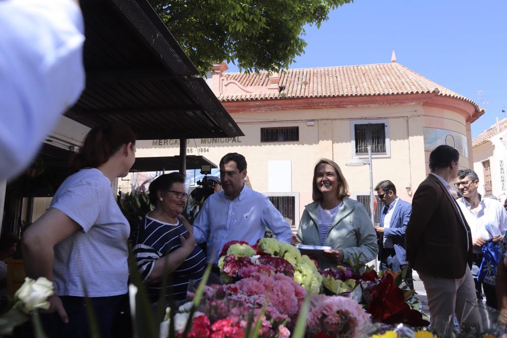 El presidente de la Junta de Andalucía ha estado en la ciudad costera, donde ha estado con la candidata popular 