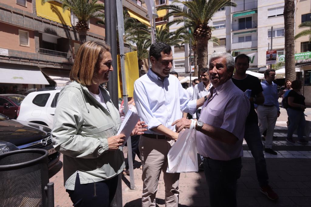 El presidente de la Junta de Andalucía ha estado en la ciudad costera, donde ha estado con la candidata popular 