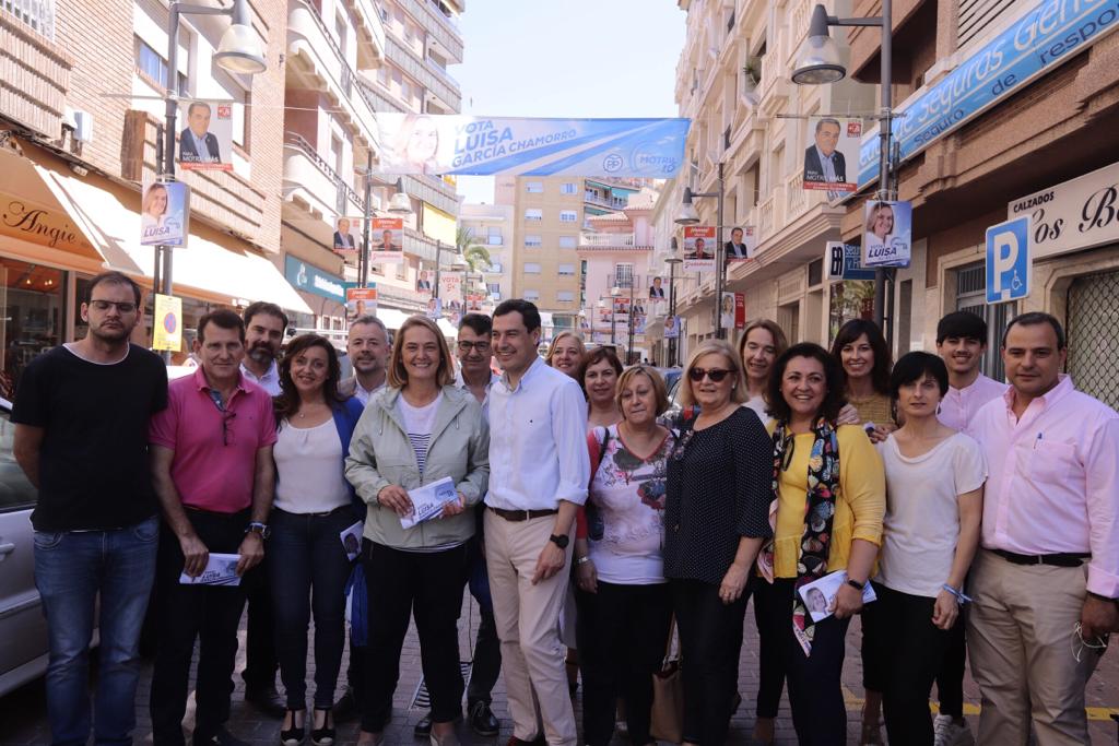 El presidente de la Junta de Andalucía ha estado en la ciudad costera, donde ha estado con la candidata popular 