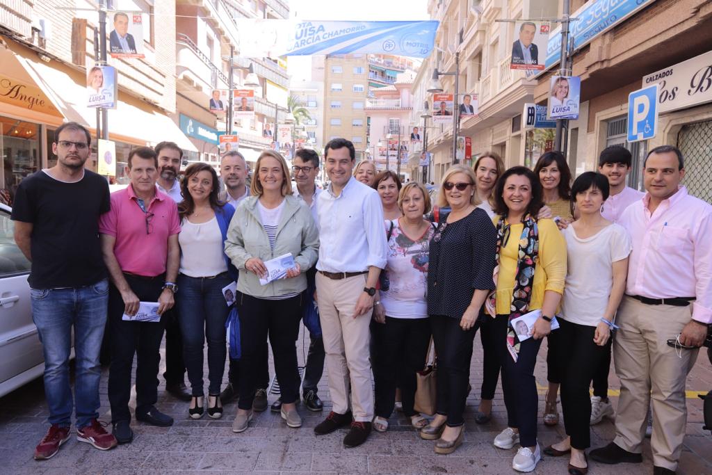 El presidente de la Junta de Andalucía ha estado en la ciudad costera, donde ha estado con la candidata popular 