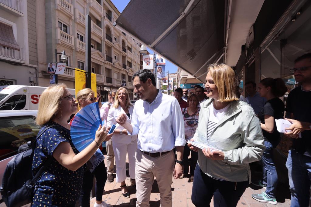 El presidente de la Junta de Andalucía ha estado en la ciudad costera, donde ha estado con la candidata popular 