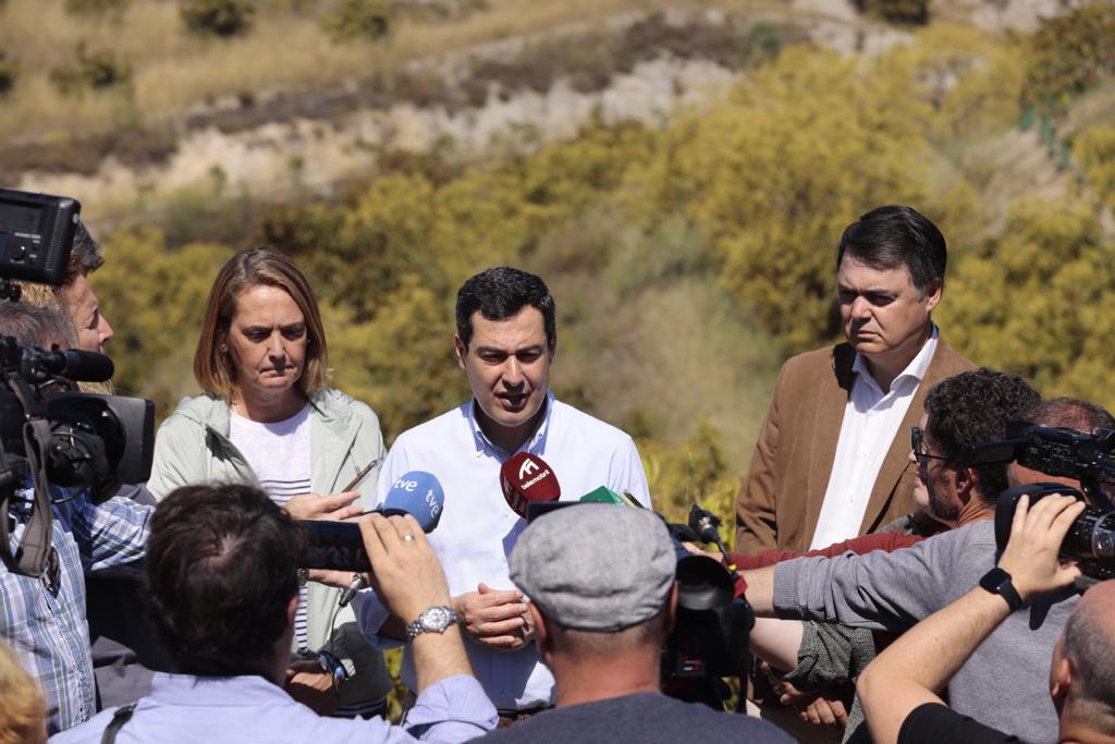 El presidente de la Junta de Andalucía ha estado en la ciudad costera, donde ha estado con la candidata popular 