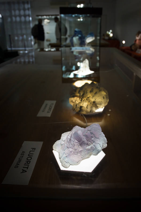La Facultad de Ciencias de la Universidad de Granada acoge la exposición 'Cristales, un mundo por descubrir', donde se pueden observar increíbles piezas de cristal extraídas de la naturaleza. También paneles explicativos sobre la relevancia de la cristalización en las investigaciones científicas y los usos industriales.