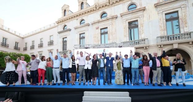 Ramón Fernández-Pacheco junto a su equipo, con el que concurrirá a las elecciones municipales del 26.