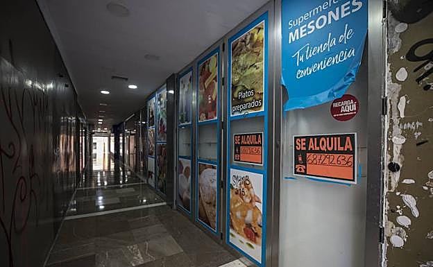 Locales cerrados en un pasaje de la calle Mesones.