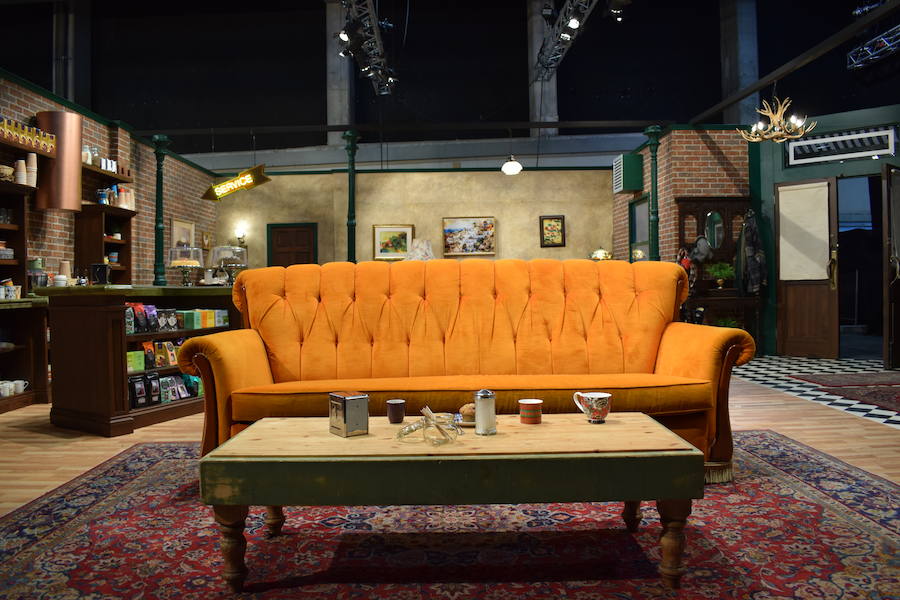 El mítico sofá anaranjado del ‘Central Perk’ donde los protagonistas de ‘Friends’ contaban sus vivencias.