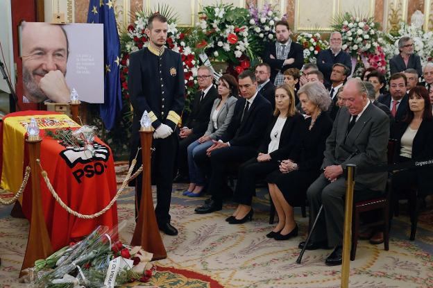 El presidente del Gobierno y los Reyes eméritos, junto a representantes públicos y políticos, ante el féretro de Alfredo Pérez Rubalcaba. 